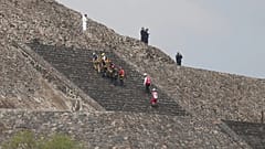 Los forenses retiran el cuerpo de una víctima de una pirámide tras el tiroteo en Teotihuacán, México, el 20 de abril.