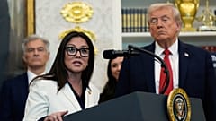 Başkan Donald Trump, Çalışma Bakanı Lori Chavez-DeRemer'in 16 Ekim 2025 Perşembe günü Washington'da Beyaz Saray Oval Ofis'te yaptığı konuşmayı dinliyor