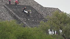 Helyszínelők egy áldozat holttestét viszik le egy piramisról, miután a hatóságok szerint egy fegyveres tüzet nyitott Teotihuacánban, Mexikóban, 2026. április 20-án.