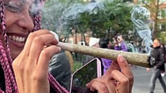 Nő marihuánát szív éves kannabiszünnepen, rajongók gyülekezetén New Yorkban, az Egyesült Államokban 2026. április 20-án.