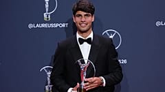 Carlos Alcaraz posa con su premio Laureus en 2026.