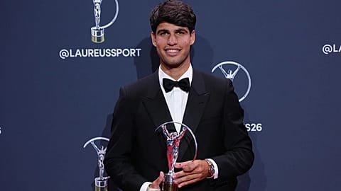 Carlos Alcaraz posa con su premio Laureus en 2026.