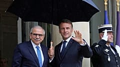 ARŞİVLER - Fransa Cumhurbaşkanı Emmanuel Macron, ortada, Lübnan Başbakanı Nawaf Salam'ı 24 Temmuz 2025 Perşembe günü Paris'teki Élysée Sarayı'nda ağırlıyor. 