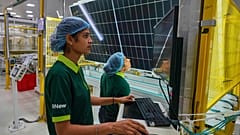 Archív felvétel – Munkások egy napelem minőségét ellenőrzik a ReNew jaipuri, India peremén működő gyárának gyártósorán, 2025. augusztus 21-én.