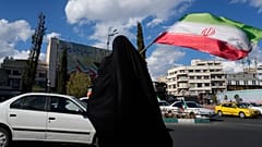 امرأة تلوح بالعلم الإيراني خلال حملة لدعم الحكومة في ساحة انقلاب إسلامي، أو الثورة الإسلامية، في وسط مدينة طهران، إيران، الاثنين 30 مارس 2026.