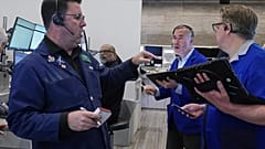 Opsiyon tüccarı Andrew Longer New York Borsası katında meslektaşlarıyla birlikte çalışıyor, 20 Nisan 2026