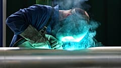 Archív felvétel: Egy technikus utcai lámpát hegeszt a Hess Lichttechnik cég gyártócsarnokában a kelet-németországi Löbauban, 2007. május 25-én, pénteken.
