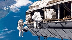 astronot Robert L. Curbeam Jr., solda, ve Avrupa Uzay Ajansı astronotu Christer Fuglesang, 12 Aralık 2006 tarihinde bir uzay yürüyüşüne katıldılar.