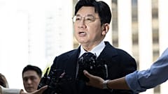 Bang Si-Hyuk, a Hybe elnöke újságírók kérdéseire válaszol érkezésekor a szöuli rendőrfőkapitányságra, Dél-Korea, 2025