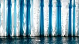 «Patterns: Art of the Natural World», un iceberg antartico si scioglie e rivela ghiaccio più scuro e antico.