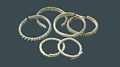 Yacimiento de anillos de la Edad del Bronce tardía fechado entre el 1300 y el 1100 a.C. aproximadamente.