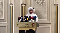 Dr Majed Al Ansari Doha'da düzenlenen bir basın brifinginde konuşuyor.