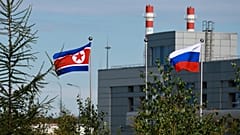 Tsiolkovsky şehrinin dışındaki Vostochny kozmodromunda Kuzey Kore ve Rus bayrakları görülüyor, 13 Eylül, 2023