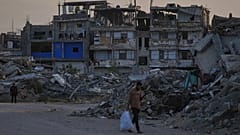 Gazze Şeridi'nin güneyindeki Han Yunus'ta 9 Nisan 2026 tarihinde İsrail'in hava ve kara operasyonlarıyla yıkılan binalarla çevrili bir sokak.