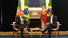 O presidente do Brasil, Luiz Inácio Lula da Silva, encontra-se com o primeiro-ministro português, Luis Montenegro, no Palácio de São Bento, em Lisboa,