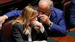 La primera ministra Giorgia Meloni con el ministro del Interior Matteo Piantedosi en la Cámara de Diputados (9 de abril de 2026)