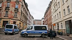 Leipzig'in Connewitz bölgesindeki aramalar sırasında polis araçları ve memurları, 26 Ocak, 2022