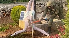 Bir IDF askeri güney Lübnan'da bir İsa heykelinin yüzünü parçaladı