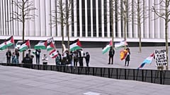 متظاهرون يلوحون بأعلام لبنان وفلسطين ولوكسمبورغ خارج اجتماع وزراء خارجية الاتحاد الأوروبي في لوكسمبورغ، الثلاثاء 21 أبريل 2026.