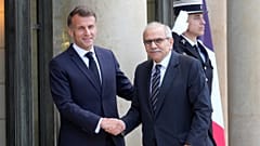 الرئيس الفرنسي إيمانويل ماكرون يستقبل رئيس الوزراء اللبناني نواف سلام في قصر الإليزيه بباريس، 21 أبريل 2026.