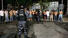 ARCHIVO: agentes de las fuerzas especiales de la Policía muestran a presuntos miembros de la pandilla Mara Salvatrucha tras su detención en San Salvador, en febrero de 2008.