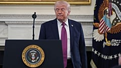 Başkan Donald Trump, 21 Nisan 2026 Salı günü Washington'da, Beyaz Saray'ın Devlet Yemek Odası'nda NCAA ulusal şampiyonları için düzenlenen bir etkinlikten ayrılmaya hazırlanıyor