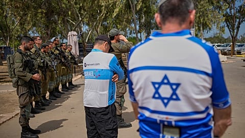 Soldati e civili osservano due minuti di silenzio per il Giorno della memoria dei caduti in Israele.