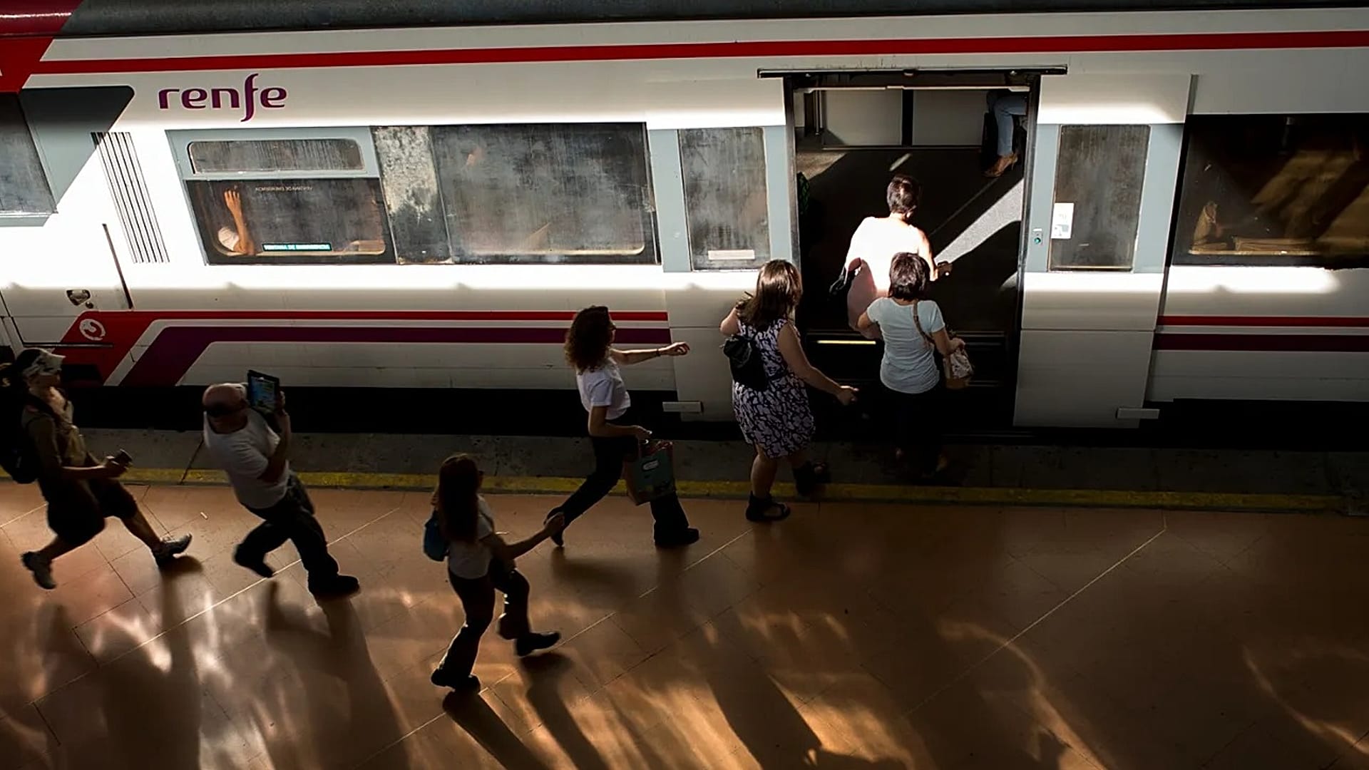 La gente corre para coger un tren durante una huelga parcial de 24 horas de los maquinistas en la estación de tren de Atocha en Madrid, el viernes 10 de junio de 2016.