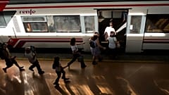 La gente corre para coger un tren durante una huelga parcial de 24 horas de los maquinistas en la estación de tren de Atocha en Madrid, el viernes 10 de junio de 2016.