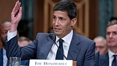 Kevin Warsh, 21 Nisan 2026'da Capitol Hill'deki adaylık oturumunda, Fed Yönetim Kurulu üyeliği ve başkanlığı için ifade veriyor.