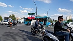 رجل يركب دراجته النارية المزينة بالعلم الوطني الإيراني، جنوب طهران، إيران، الثلاثاء 21 أبريل 2026. (صورة AP/وحيد سليمي)