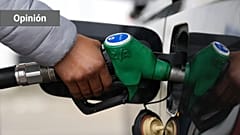 Un hombre llena su coche de gasolina en una gasolinera de Londres, Inglaterra, el lunes 30 de marzo de 2026.