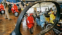 Skutery Vespa odbijają się w lusterku wstecznym innej Vespy w Motoworks Chicago