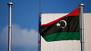 العلم الليبي، الذي استخدمته المملكة الليبية قبل نظام معمر القذافي، يرفرف في السفارة الليبية في طوكيو 