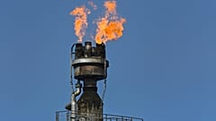 Am Montag, dem 4. Juli 2022, brennt eine Flamme in der PCK-Raffinerie in Schwedt, Deutschland