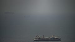 Una nave cargo naviga nel Golfo Persico in direzione dello Stretto di Hormuz, mercoledì 22 aprile 2026. (Foto AP)