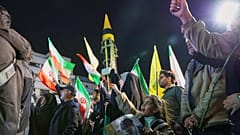Un missile balistico esposto dalla Guardia Rivoluzionaria iraniana durante una manifestazione nel centro di Teheran (21 aprile 2026)