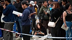 Varios migrantes hacen cola en Hospitalet de Llobregat (Barcelona) para realizar los trámites necesarios para solicitar la regularización de su estatus, el 21 de abril de 2026