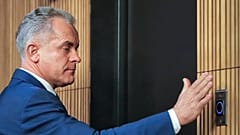 Vladimir Plahotniuc sai após uma declaração à imprensa em Chișinău, 24 de fevereiro de 2019