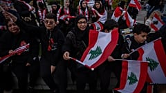 يلوح الناس بالأعلام اللبنانية خلال وقفة حداد على أرواح القتلى في لبنان خلال الحرب الإيرانية، الجمعة 10 أبريل/نيسان 2026، في ديربورن، ميشيغان. (صورة من وكالة أسوشيتد برس/جوليا 
