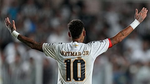 Neymar, jugador del Santos, reacciona durante un partido de la liga brasileña de fútbol contra el Remo en Santos, Brasil, el 2 de abril de 2026.