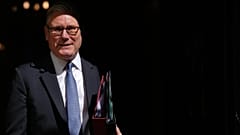 O primeiro-ministro britânico, Keir Starmer, sai de 10 Downing Street para assistir à sessão semanal de perguntas do primeiro-ministro no Parlamento, em Londres, a 22 de abril de 2026
