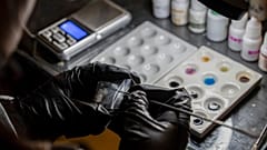 MDMA-tartalmú szintetikus drogmintát tesztelnek a Check Your Substance standján (archív felvétel)