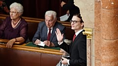 Viktor Orbán'ın annesi Bayan Győző Orbán, babası Győző Orbán ve oğlu Gáspár Orbán 10 Mayıs 2018 tarihinde Ulusal Meclis genel kurulunda