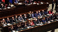 La presidente del Consiglio italiana Giorgia Meloni, al centro, interviene alla Camera dei deputati a Roma, giovedì 9 aprile 2026. (Foto AP/Alessandra Tarantino)