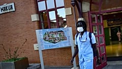 Mbaye Baacar Diouf, de 33 años, vestido con su uniforme de enfermero, camina por el hospital Basurto, en Bilbao, al norte de España, el 18 de noviembre de 2020.