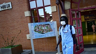 33 yaşındaki Mbaye Baacar Diouf, hemşire üniformasıyla İspanya'nın kuzeyindeki Bilbao kentinde bulunan Basurto hastanesinde yürürken, 18 Kasım 2020.