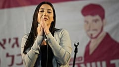 يؤدي المغني الإسرائيلي يوفال رافائيل، الحائز على المركز الثاني في مسابقة الأغنية الأوروبية "يوروفيجن"، أغنية "سيشرق يوم جديد" في ساحة تُعرف باسم ساحة الرهائن في تل أبيب، إسرائ