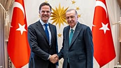 NATO Genel Sekreteri Mark Rutte (solda), Ankara ziyareti sırasında Cumhurbaşkanı Recep Tayyip Erdoğan ile el sıkışıyor, 22 Nisan 2026.