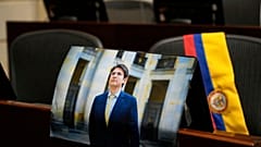  Una fotografía del senador de la oposición y candidato presidencial Miguel Uribe colocada en su escaño del Congreso en Bogotá, Colombia, el 11 de agosto de 2025.